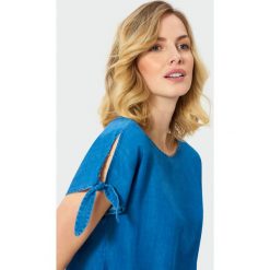 Elegancka bluzka. Bluzki damskie Greenpoint, bez wzorów, z lyocellu, eleganckie, bez kołnierzyka, bez ramiączek. Za 59.99 zł.