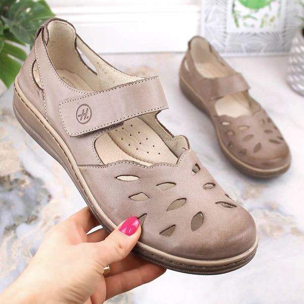 Skórzane komfortowe półbuty damskie ażurowe na rzep beżowe Helios 4043.02. Brązowe półbuty damskie Helios, w ażurowe wzory, ze skóry, bez obcasa. Za 399.99 zł.