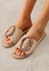 Ciemnobeżowe Klapki z Plecionką i Geometryczną Klamrą Nemornell. Brązowe klapki damskie Renee, bez wzorów, bez obcasa, na płaskiej podeszwie. Za 79.99 zł.