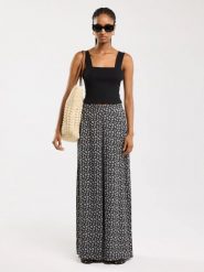 Spodnie damskie wide z wiskozy z motywem kwiatowym czarne Bohimi 906. Czarne spodnie materiałowe damskie Big Star, bez wzorów, z denimu, boho. W wyprzedaży za 159.99 zł.