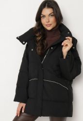 Czarna Pikowana Kurtka o Kroju Oversize z Kapturem Kieszeniami i Cyrkoniami Metania. Czarne kurtki damskie Born2be, l, z aplikacjami, z dzianiny, z kapturem. Za 169.99 zł.