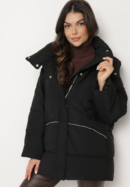 Czarna Pikowana Kurtka o Kroju Oversize z Kapturem Kieszeniami i Cyrkoniami Metania. Czarne kurtki damskie Born2be, l, z aplikacjami, z dzianiny, z kapturem. Za 349.99 zł.