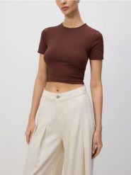 Krótki t-shirt - ciemnobrązowy. Brązowe t-shirty damskie Reserved, l, bez wzorów, z dzianiny, bez kołnierzyka. W wyprzedaży za 25.99 zł.