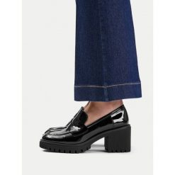 Półbuty JENNY. Czarne półbuty damskie Jenny, bez wzorów, bez obcasa, na obcasie. Za 149.99 zł.