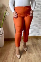 Spodnie chinosy Nina z zamkami 7/8 w odcieniach pomarańczu PLUS SIZE XXL. Spodnie materiałowe damskie Nasi partnerzy, bez wzorów, z elastanu, biznesowe, plus size. Za 159.90 zł.