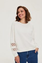Bluza z ozdobymi rękawami biała. Białe bluzy bez kaptura damskie MOODO, l, z bawełny. Za 129.99 zł.