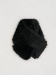 Szalik ze sztucznego futra - czarny. Czarne szaliki i kominy damskie Reserved, bez wzorów. Za 89.99 zł.