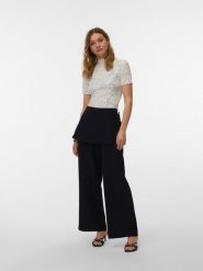 Vero Moda Bluzka w kolorze białym rozmiar: XS. Białe bluzki damskie Vero Moda, xs, bez wzorów, z koronki, bez kołnierzyka, bez ramiączek. Za 34.93 zł.