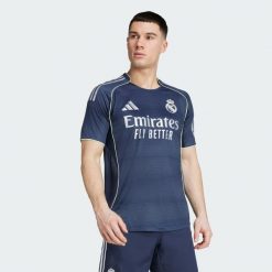 Autentyczna koszulka wyjazdowa Real Madryt 25/26. Niebieskie t-shirty sportowe męskie Adidas, bez ramiączek, do piłki nożnej. Za 649.00 zł.