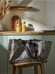 Torba zakupowa - czarny. Czarne torebki klasyczne damskie Sinsay, bez wzorów, bez dodatków. Za 9.99 zł.