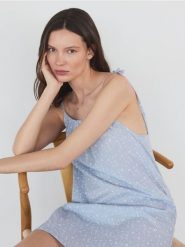 Koszula nocna na ramiączkach - lawendowy. Fioletowe koszule nocne damskie Reserved, bez wzorów, z bawełny. W wyprzedaży za 55.99 zł.