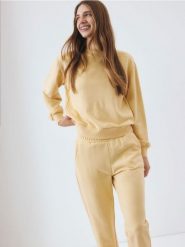 Gładka bluza z bawełną - kremowy. Białe bluzy bez kaptura damskie Reserved, l, z bawełny. W wyprzedaży za 39.99 zł.