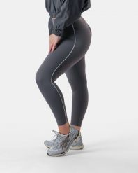 Damskie legginsy z wysokim stanem i kontrastowym lampasem na siłownię – szary. Szare legginsy sportowe damskie AESTHETIC WOLF, m, bez wzorów, z dzianiny, z podwyższonym stanem, do biegania. Za 239.99 zł.