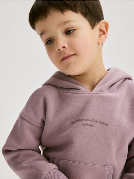 Bawełniana bluza z kapturem - fioletowy. Fioletowe bluzy i bluzki niemowlęce Reserved, bez wzorów, z bawełny, bez ramiączek, z kapturem. W wyprzedaży za 22.99 zł.