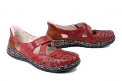 RIEKER 46352-33 red, półbuty letnie damskie. Czerwone półbuty damskie Rieker, w ażurowe wzory, bez obcasa. Za 359.90 zł.