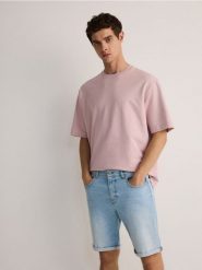 Denimowe szorty slim - niebieski. Niebieskie szorty męskie Reserved, z denimu, bez kołnierzyka. W wyprzedaży za 79.99 zł.