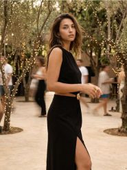 Sukienka midi z wycięciami w talii i rozcięciem - czarny. Czarne sukienki damskie Sinsay, l, bez wzorów, bez kołnierzyka, bez ramiączek, midi. Za 49.99 zł.