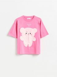 Bawełniany t-shirt z naszywką - pastelowy róż. Czerwone koszulki dziewczęce Reserved, z aplikacjami, z bawełny, bez ramiączek. Za 45.99 zł.