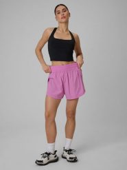 4F Spodenki treningowe szybkoschnące damskie - różowe M. Czerwone szorty damskie 4f, bez wzorów, z tkaniny, z podwyższonym stanem. Za 149.99 zł.