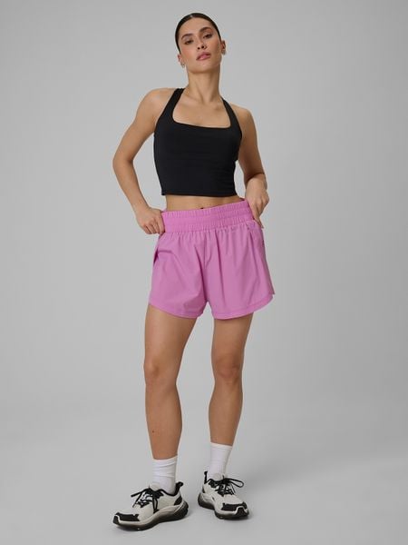 4F Spodenki treningowe szybkoschnące damskie - różowe M. Czerwone szorty damskie 4f, bez wzorów, z tkaniny, z podwyższonym stanem. Za 149.99 zł.