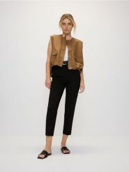 Spodnie z paskiem - czarny. Czarne spodnie materiałowe damskie Reserved, bez wzorów, z tkaniny. W wyprzedaży za 79.99 zł.