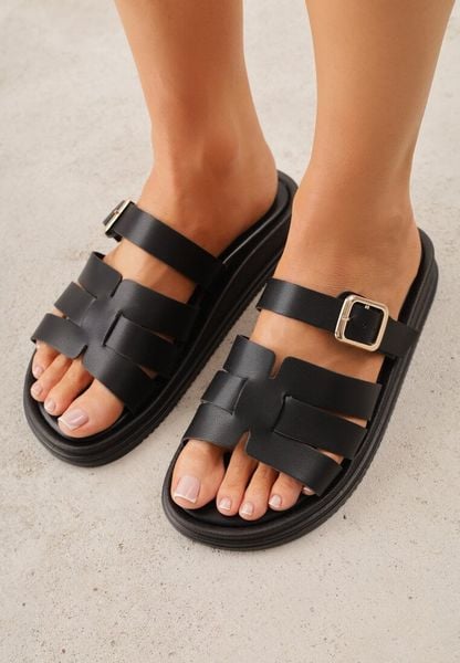 Czarne Klapki z Przekładanymi Paskami i Regulacją z Klamrą Celilye. Czarne klapki damskie Renee, bez wzorów, z koronki, bez obcasa, na płaskiej podeszwie. Za 79.99 zł.