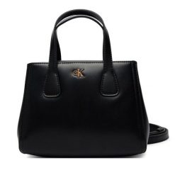 Torebka Calvin Klein. Czarne torebki klasyczne damskie CALVIN KLEIN, bez wzorów, bez dodatków. Za 529.99 zł.