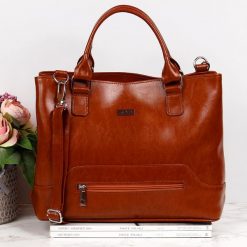 Skórzana torebka damska DAN-A T449 camel. Brązowe torebki klasyczne damskie bez wzorów, ze skóry, bez dodatków. Za 399.99 zł.
