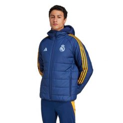 Kurtka puchowa Real Madrid Tiro 2024/25 Club. Brązowe kurtki męskie Adidas, bez wzorów, z puchu, sportowe, bez kaptura. W wyprzedaży za 456.40 zł.