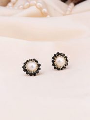 Pierres de Jade Pozłacane kolczyki-wkrętki z perłami i onyksami rozmiar: onesize. Czarne kolczyki damskie Pierres de Jade, z onyksem, pozłacane. Za 56.99 zł.