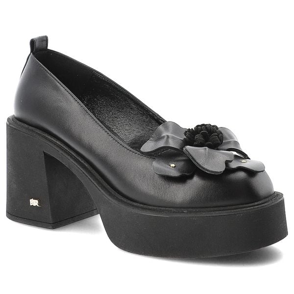 Półbuty damskie Karino, skórzane z ozdobnym kwiatem na wysokim klocku wsuwane i z okrągłym noskiem, czarne lico, 5771-076-P. Czarne półbuty damskie Karino, bez wzorów, z jeansu, eleganckie, z okrągłym noskiem, bez obcasa, na platformie. Za 349.00 zł.