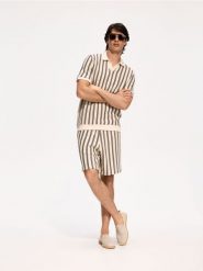 Ażurowa koszulka polo - beżowy. Brązowe koszulki polo męskie Reserved, l, w ażurowe wzory, z bawełny, bez ramiączek. Za 139.99 zł.