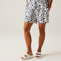 Szorty damskie Regatta Salise. Niebieskie szorty damskie Regatta, bez wzorów, ze lnu, eleganckie. Za 138.00 zł.