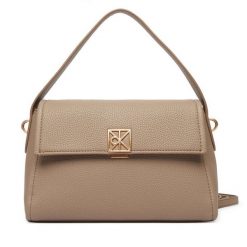 Torebka Calvin Klein. Brązowe torebki klasyczne damskie CALVIN KLEIN, bez wzorów, bez dodatków. Za 569.99 zł.