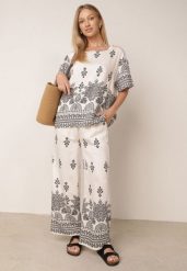 Biały Komplet Wiskozowy Szerokie Spodnie i Luźna Bluzka z Nadrukiem Paisley Thela. Białe spodnie materiałowe damskie Born2be, bez wzorów, z wiskozy, biznesowe, plus size. Za 99.99 zł.