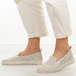 Złote skórzane półbuty damskie Cambell 19433. Żółte półbuty damskie Cambell, w ażurowe wzory, z jeansu, casualowe, bez obcasa, na płaskiej podeszwie. Za 219.00 zł.