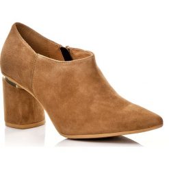 POLSKIE BOTKI 1447 SKÓRA ZAMSZOWA CAMEL. Brązowe botki damskie CALZADO, ze skóry, bez obcasa, bez zapięcia. W wyprzedaży za 269.99 zł.