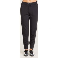 SPODNIE DRESOWE Armani Exchange. Czarne spodnie dresowe damskie Armani Exchange, l, bez wzorów, z bawełny. Za 251.40 zł.
