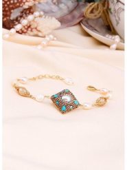 L'Atelier de Gaia Pozłacana bransoletka z perłami i turkusami rozmiar: onesize. Białe bransoletki damskie L'Atelier de Gaia, pozłacane. Za 60.99 zł.