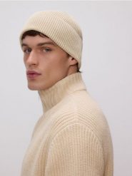 Bawełniana czapka beanie - kremowy. Białe czapki męskie Reserved, bez wzorów, z bawełny. W wyprzedaży za 19.99 zł.