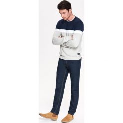 SWETER MĘSKI W MULTIKOLOROWY BLOK. Szare swetry męskie TOP SECRET, na jesień, l, bez wzorów, z dzianiny, bez kołnierzyka. W wyprzedaży za 59.99 zł.