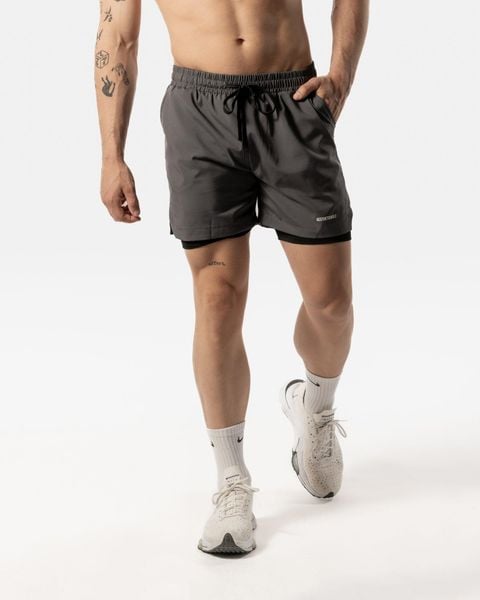 Męskie szorty sportowe 2 w 1 z wewnętrzną warstwą i kieszenią – grafitowy. Szare szorty męskie AESTHETIC WOLF, bez wzorów, z elastanu, sportowe. Za 299.99 zł.