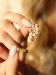 Pierres delicates Pozłacane kolczyki-półkreole z perłami i cyrkoniami rozmiar: onesize. Białe kolczyki damskie Pierres delicates, z cyrkonią, pozłacane. Za 39.99 zł.