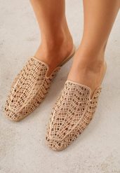 Ciemnobeżowe Ażurowe Klapki Mule z Plecioną Cholewką Raguela. Brązowe klapki damskie Renee, w ażurowe wzory, z jeansu, bez obcasa, na płaskiej podeszwie. Za 99.99 zł.