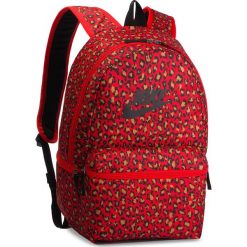 Plecak NIKE - BA5761 634. Czerwone plecaki damskie Nike, bez wzorów, z materiału, sportowe. Za 119.00 zł.