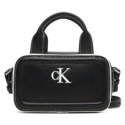 Torebka Calvin Klein. Czarne torebki klasyczne damskie CALVIN KLEIN, bez wzorów, bez dodatków. Za 369.99 zł.