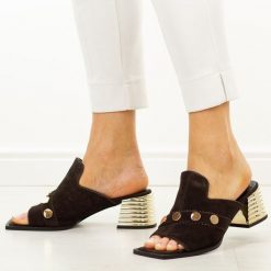 Brązowe skórzane klapki damskie DiA 3143. Brązowe klapki damskie DiA, bez wzorów, ze skóry, bez obcasa, na obcasie. Za 379.00 zł.