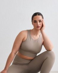 Damski crop top bezszwowy prążkowany średnie wsparcie, wyjmowane wkładki beżowy. Brązowe topy sportowe damskie Aim'n, l, bez wzorów, z dzianiny, bez ramiączek. Za 190.00 zł.