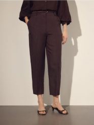 Spodnie z lnem i wiskozą - ciemnobrązowy. Brązowe spodnie materiałowe damskie Reserved, bez wzorów, z tkaniny. Za 139.99 zł.