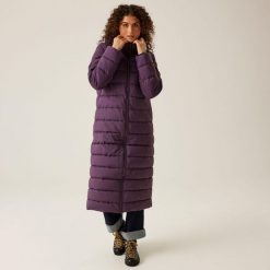Płaszcz turystyczny damski zimowy ocieplany Elender Regatta. Fioletowe płaszcze damskie Regatta, na zimę, bez wzorów, z puchu, sportowe. Za 269.99 zł.